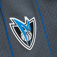 Short Mitchell & Ness gris pour homme Dallas Mavericks 2003/04 Replica