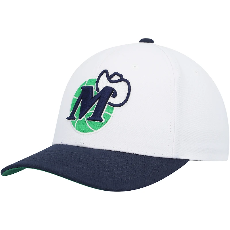 Casquette Snapback Dallas Mavericks Hardwood Classics Core 2-Tone 2.0 Pro Mitchell & Ness pour homme, blanc/bleu marine