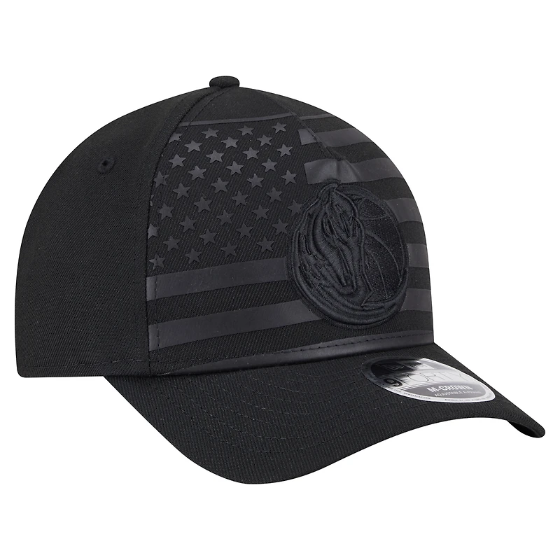 Casquette ajustable A-Frame 9FORTY noire pour homme avec drapeau du jour de match des Dallas Mavericks de New Era