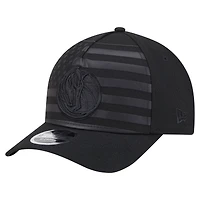 Casquette ajustable A-Frame 9FORTY noire pour homme avec drapeau du jour de match des Dallas Mavericks de New Era
