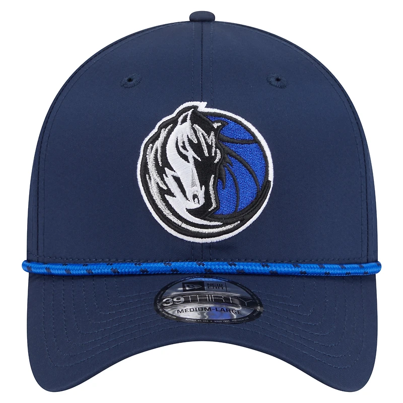 Casquette New Era bleue Dallas Mavericks Featherweight Poly Rope Flex 39Thirty pour homme