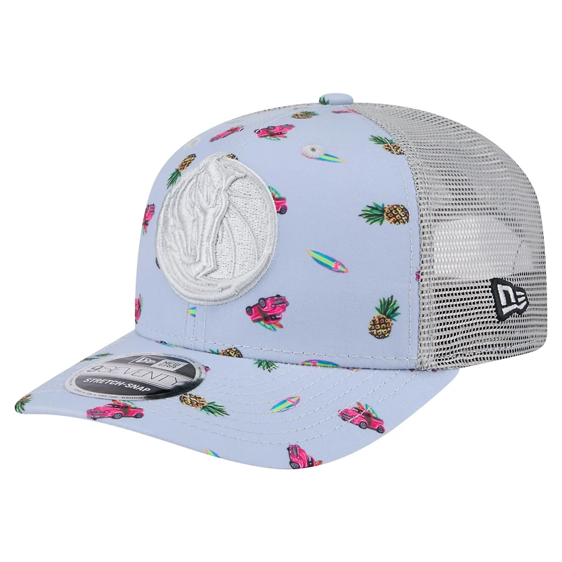Casquette extensible à bouton-pression New Era bleu clair/gris Dallas Mavericks Adventure Aloha Pattern 9SEVENTY pour homme