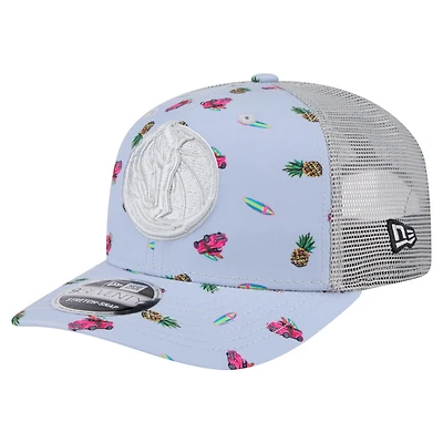 Casquette extensible à bouton-pression New Era bleu clair/gris Dallas Mavericks Adventure Aloha Pattern 9SEVENTY pour homme
