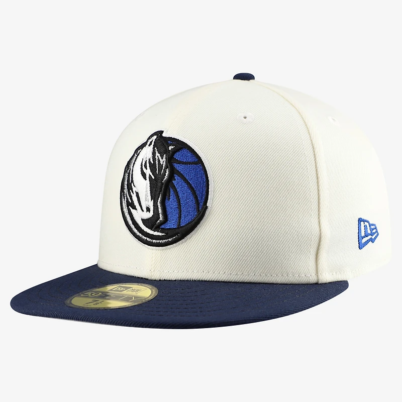 Casquette ajustée New Era 59FIFTY chromée blanche et marine Dallas Mavericks pour homme
