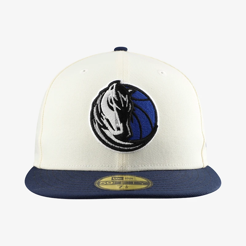 Casquette ajustée New Era 59FIFTY chromée blanche et marine Dallas Mavericks pour homme
