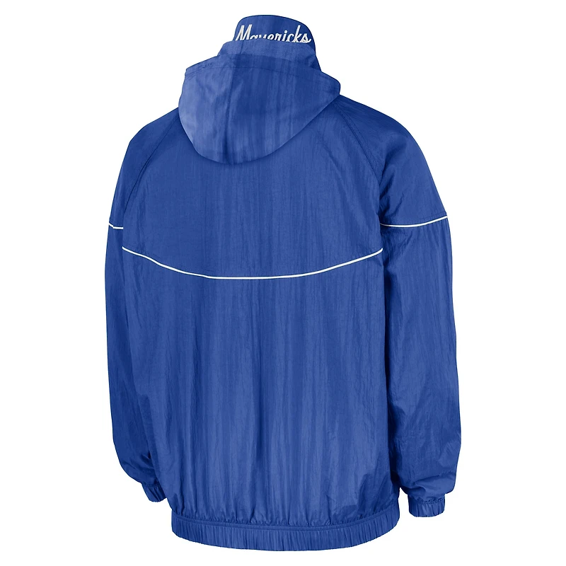 Veste coupe-vent tissée à demi-zip pour homme Nike Dallas Mavericks Courtside bleue