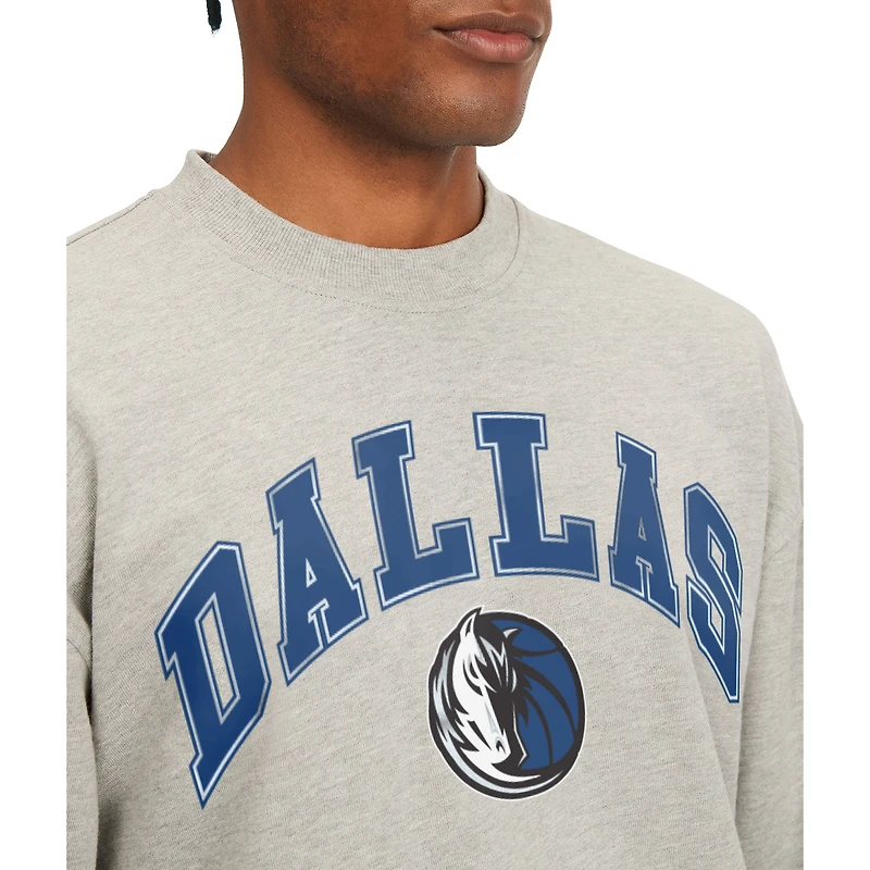 Sweat-shirt Tommy Jeans gris pour homme, modèle James Patch des Dallas Mavericks.