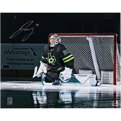 Photo du maillot alternatif noir autographié de Jake Oettinger (Dallas Stars) - 40,6 x 50,8 cm (16 x 20 pouces) - dans les filets