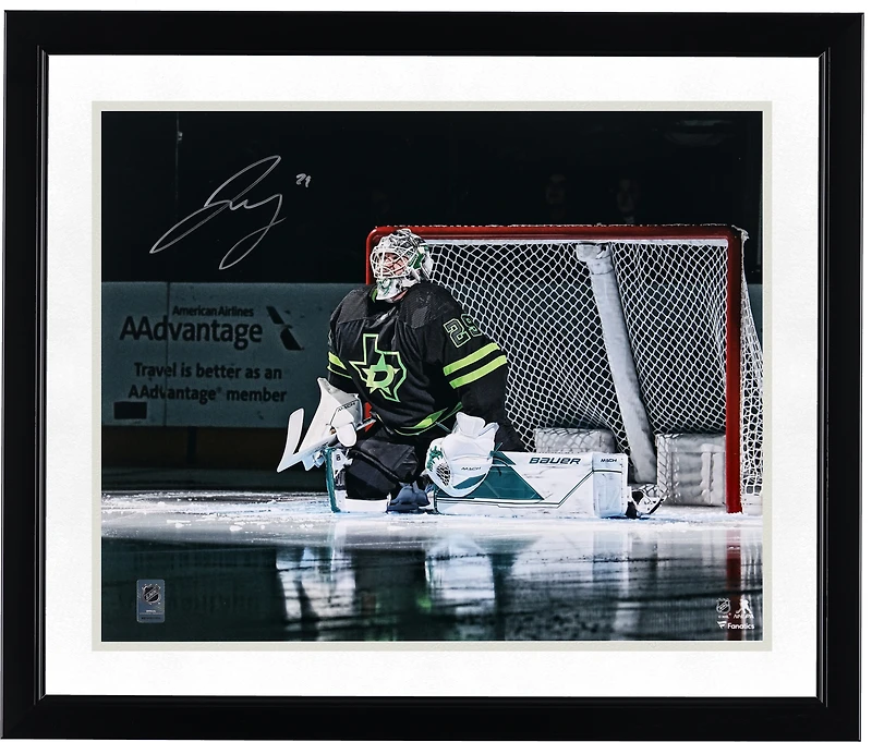 Photo du maillot alternatif noir autographié de Jake Oettinger (Dallas Stars) - 40,6 x 50,8 cm (16 x 20 pouces) - dans les filets