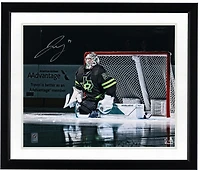 Photo du maillot alternatif noir autographié de Jake Oettinger (Dallas Stars) - 40,6 x 50,8 cm (16 x 20 pouces) - dans les filets