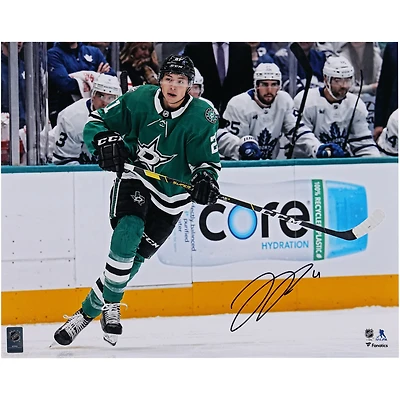 Photographie de patinage autographiée de 16" x 20" de Jason Robertson Dallas Stars avec maillot Kelly Green
