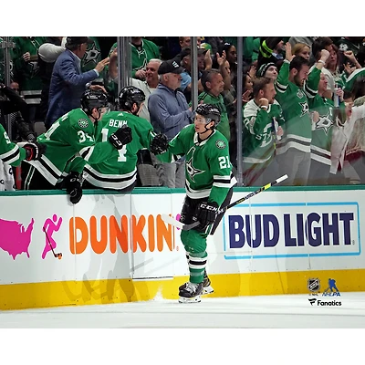 Jason Robertson, joueur non signé des Dallas Stars, célèbre son but avec ses coéquipiers