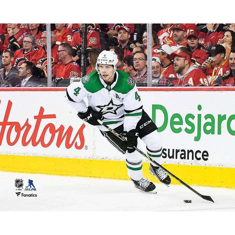 Miro Heiskanen, joueur non signé des Dallas Stars, patine avec la rondelle lors du premier match séries éliminatoires de Coupe Stanley 2022