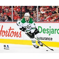 Miro Heiskanen, joueur non signé des Dallas Stars, patine avec la rondelle lors du premier match séries éliminatoires de Coupe Stanley 2022