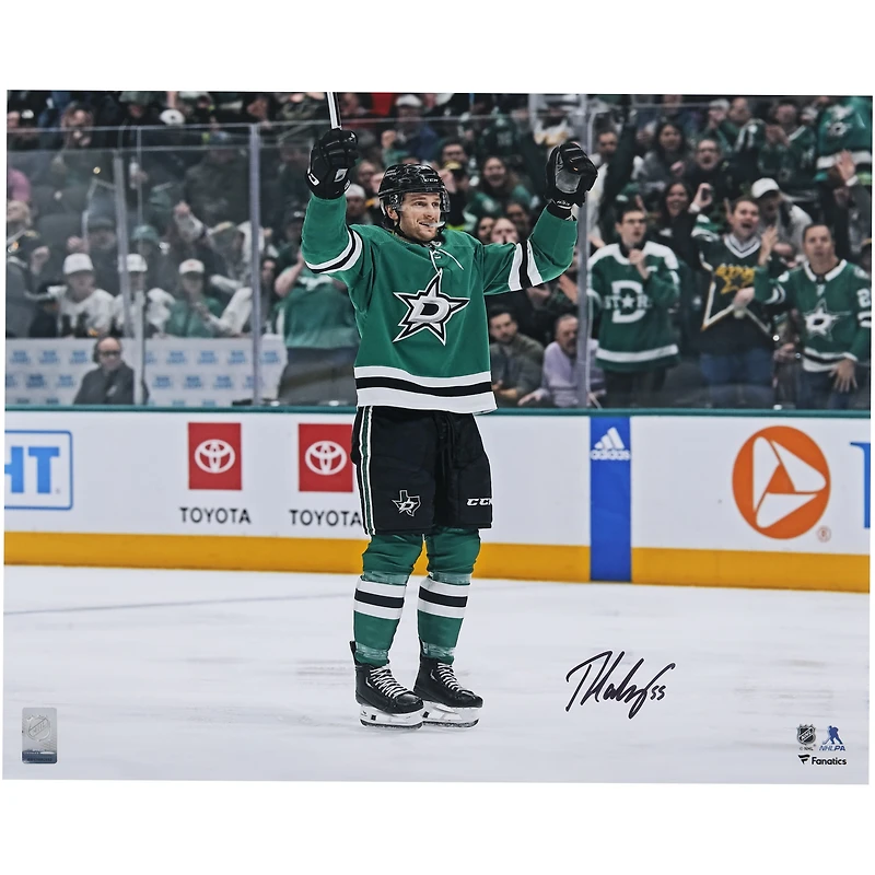 Photo de célébration du maillot vert autographié de Thomas Harley, joueur des Dallas Stars (16" x 20")