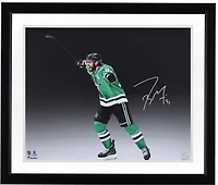 Photo de Tyler Seguin, joueur des Stars de Dallas, autographiée, maillot vert Kelly, format 16 x 20 pouces, lors de sa célébration.