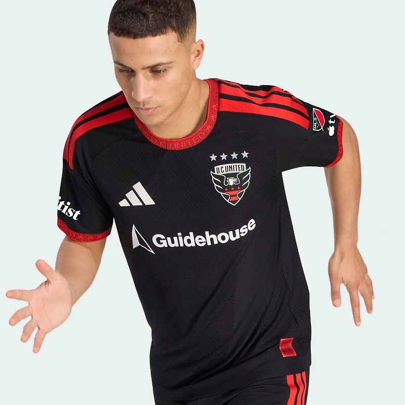 Maillot authentique adidas D.C. United 2026 noir et rouge avec patch de terrain pour homme