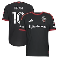 Maillot authentique adidas Gabriel Pirani noir D.C. United 2026 et rouge avec patch porté sur le terrain