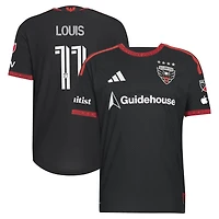 Maillot authentique adidas Louis Munteanu noir D.C. United 2026 et rouge avec patch porté sur le terrain