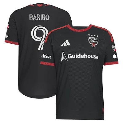 Maillot authentique adidas Tai Baribo Black D.C. United 2026 Noir et Rouge avec patch porté sur le terrain