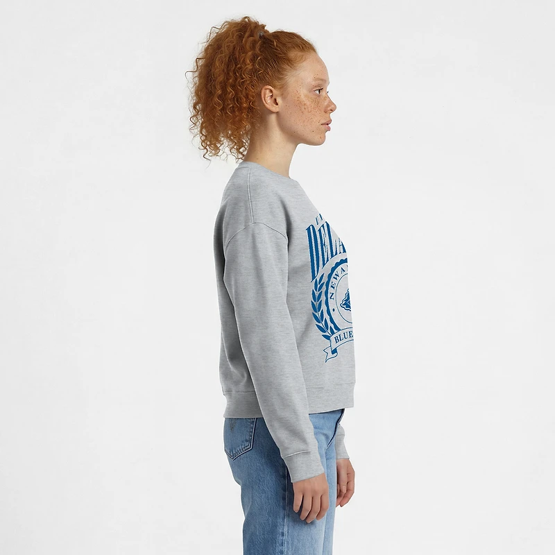 Sweat-shirt à col rond Powerblend gris chiné pour femme, modèle Champion, avec écusson académique des Delaware Fightin' Blue Hens.