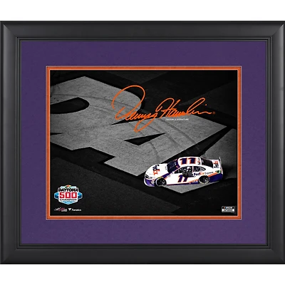 Photo encadrée 11 x 14 pouces de Denny Hamlin, champion du Daytona 500 2020, avec signature (fac-similé).