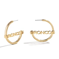 Boucles d'oreilles créoles BaubleBar Denver Broncos Wordmark