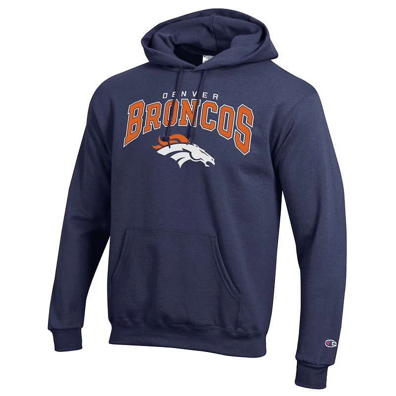 Sweat à capuche Champion bleu marine Denver Broncos Powerblend avec logo en arc sur fond blanc