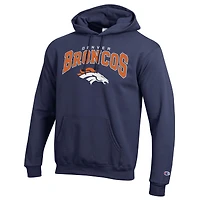 Sweat à capuche Champion bleu marine Denver Broncos Powerblend avec logo en arc sur fond blanc