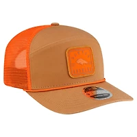Casquette trucker ajustable New Era marron/orange Denver Broncos pour homme, modèle 9SEVENTY, avec écusson de l'équipe.