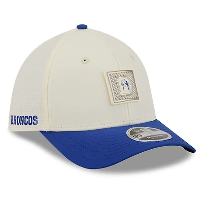 Casquette New Era Flex crème/bleu roi Denver Broncos 2026 NFL Training Camp 39THIRTY pour homme