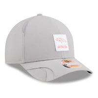 Casquette ajustable New Era grise Denver Broncos 2025 Sideline M-Crown 9FORTY pour homme