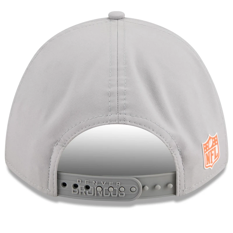 Casquette ajustable New Era grise Denver Broncos 2025 Sideline M-Crown 9FORTY pour homme
