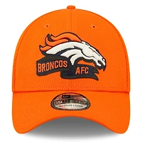 New Era Denver Broncos 2022 Sideline orange pour homme - Casquette 39THIRTY Coaches Flex