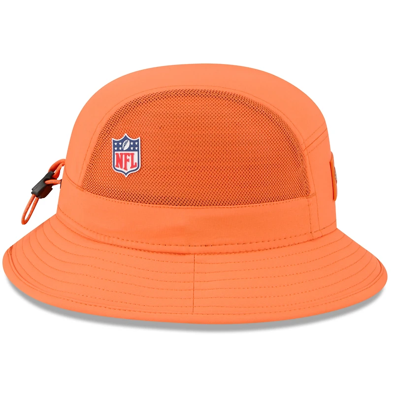 Bob orange New Era pour homme Denver Broncos 2025 Sideline