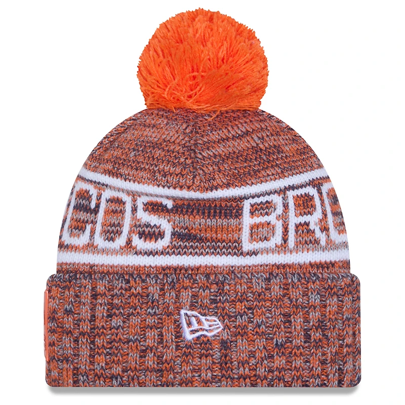 Bonnet en tricot à revers orange Denver Broncos 2025 Sideline pour homme New Era avec pompon