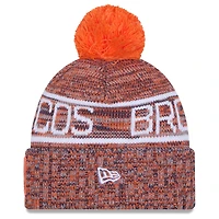 Bonnet en tricot à revers orange Denver Broncos 2025 Sideline pour homme New Era avec pompon