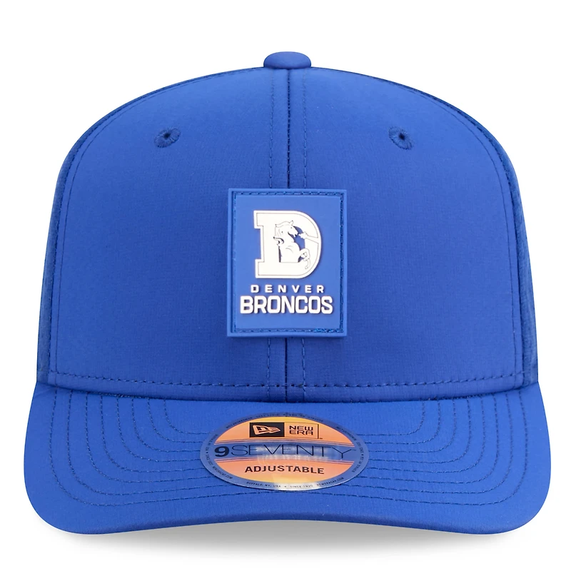 Casquette ajustable New Era Royal Denver Broncos 2025 Sideline Throwback 9SEVENTY Trucker pour homme