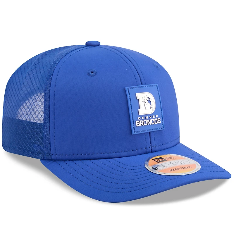 Casquette ajustable New Era Royal Denver Broncos 2025 Sideline Throwback 9SEVENTY Trucker pour homme