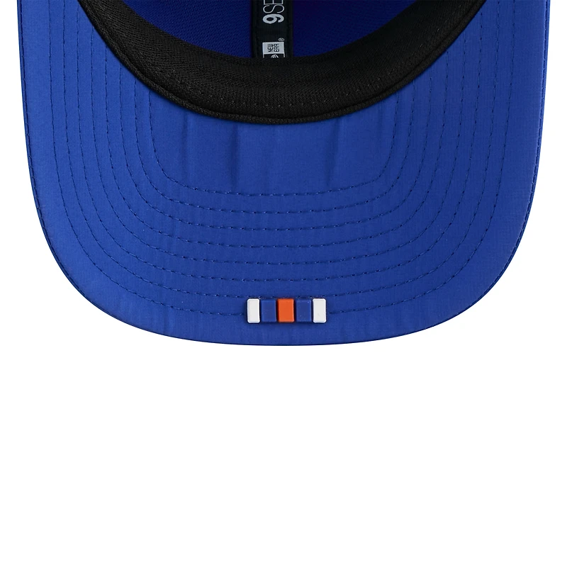 Casquette ajustable New Era Royal Denver Broncos 2025 Sideline Throwback 9SEVENTY Trucker pour homme