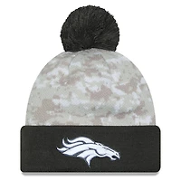 Bonnet en tricot à revers avec pompon et motif camouflage numérique Denver Broncos 2024 Salute To Service New Era blanc/graphite pour homme
