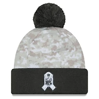 Bonnet en tricot à revers avec pompon et motif camouflage numérique Denver Broncos 2024 Salute To Service New Era blanc/graphite pour homme