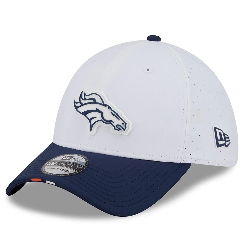 Casquette New Era 39THIRTY Flex blanche/bleu marine pour homme des Denver Broncos 2025 NFL Training Camp