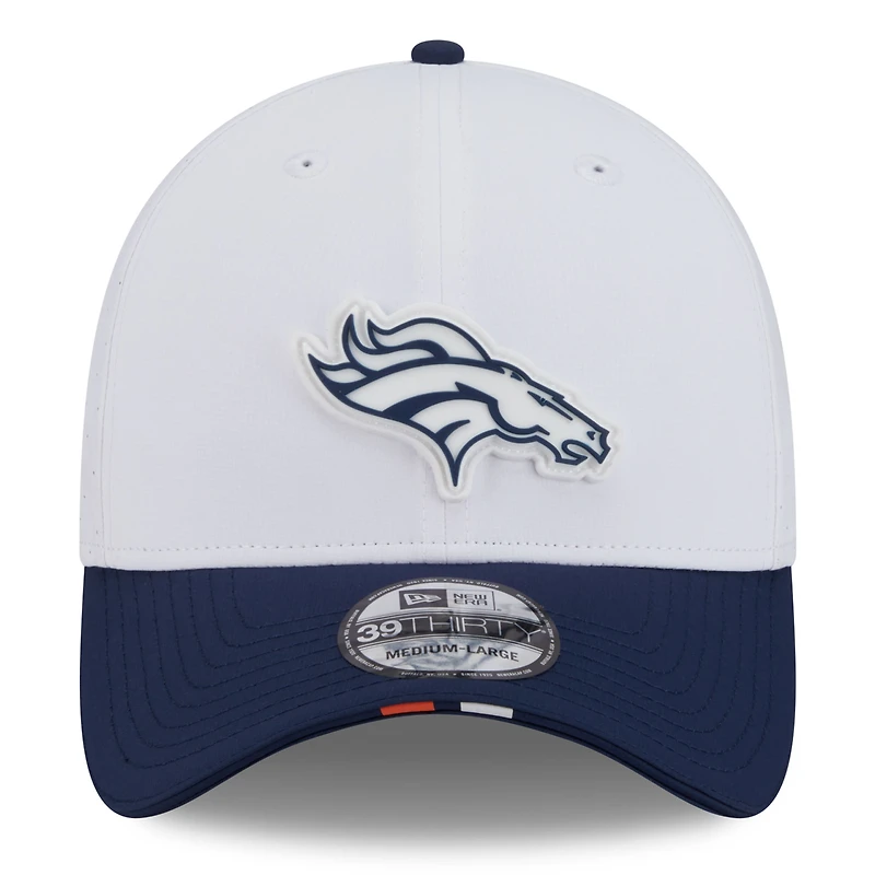 Casquette New Era 39THIRTY Flex blanche/bleu marine pour homme des Denver Broncos 2025 NFL Training Camp