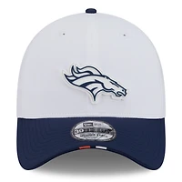 Casquette New Era 39THIRTY Flex blanche/bleu marine pour homme des Denver Broncos 2025 NFL Training Camp