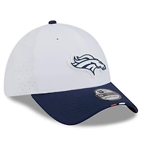 Casquette New Era 39THIRTY Flex blanche/bleu marine pour homme des Denver Broncos 2025 NFL Training Camp