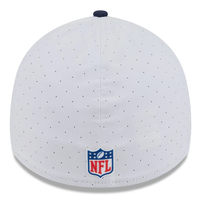 Casquette New Era 39THIRTY Flex blanche/bleu marine pour homme des Denver Broncos 2025 NFL Training Camp