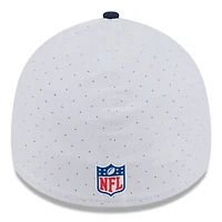 Casquette New Era 39THIRTY Flex blanche/bleu marine pour homme des Denver Broncos 2025 NFL Training Camp
