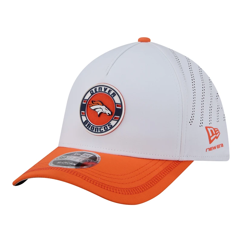 Casquette New Era pour homme, blanche et orange, avec écusson des Denver Broncos, modèle 39THIRTY, A monture couronne perforée.