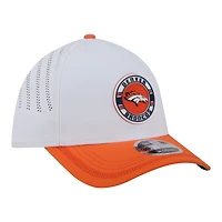 Casquette New Era pour homme, blanche et orange, avec écusson des Denver Broncos, modèle 39THIRTY, A monture couronne perforée.